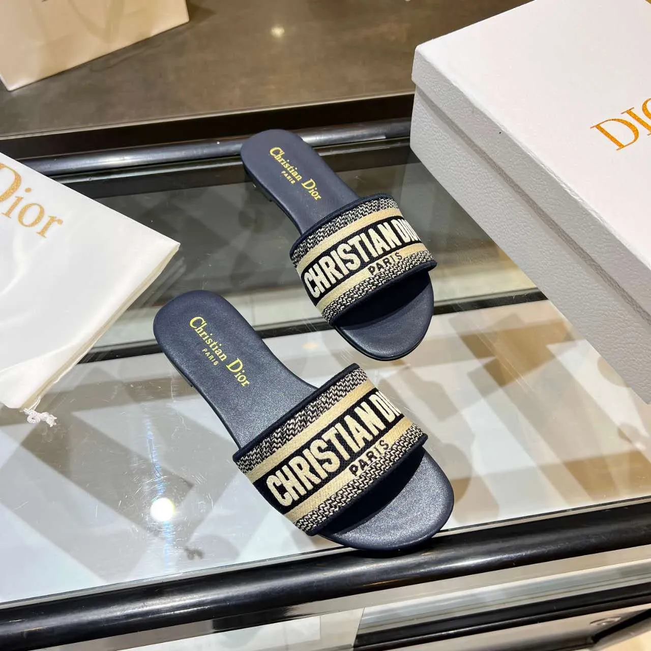 👟👟Ex-factory price 360👟👟 (Dior) Dior counter new color women's flat slippers. 💥 💥 💥 Fashionable and novel. Simple and elegant yet elegant. [Rose] [Rose] [Rose] The original version is developed at 1:1, and the material is the same as the original version. Color. Black. Red. Pink. Blue..., code number 35-40. (41 can be customized)